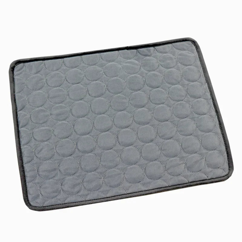 Tapete higiênico cinza para pets, textura acolchoada, ideal para cães e gatos.