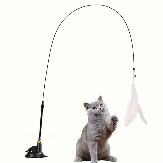 Gato cinza brincando com brinquedo interativo de pena para gatos, ideal para entretenimento felino