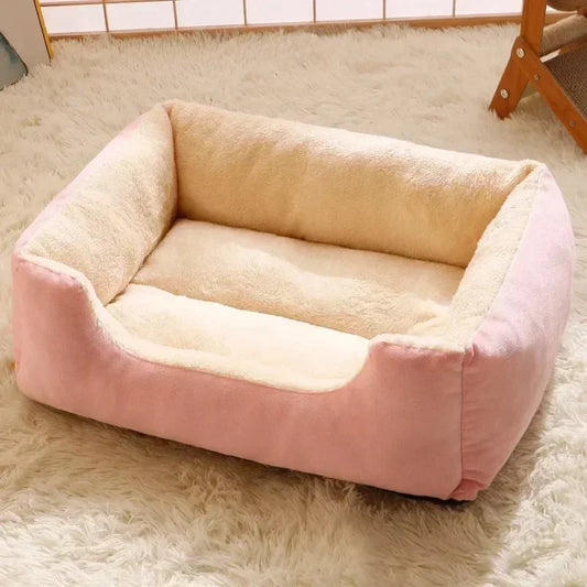 Cama retangular para pet, pelúcia rosa e bege, aconchegante para cães e gatos, em tapete felpudo.